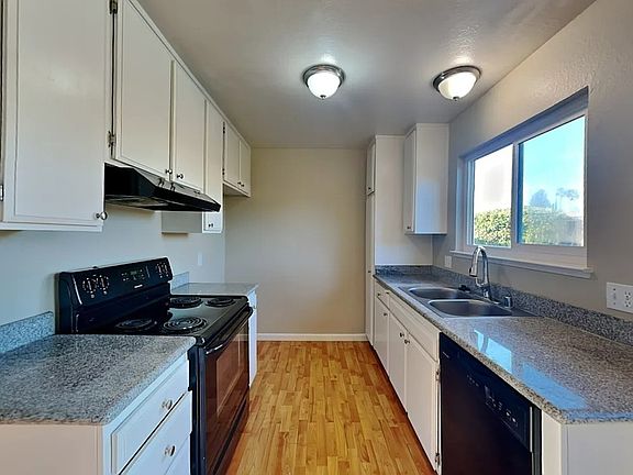 5th image of 42 Arlington Dr