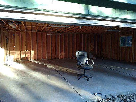Detached Adjacent Garage/Storage Unit
Approx. 700 sq.ft.