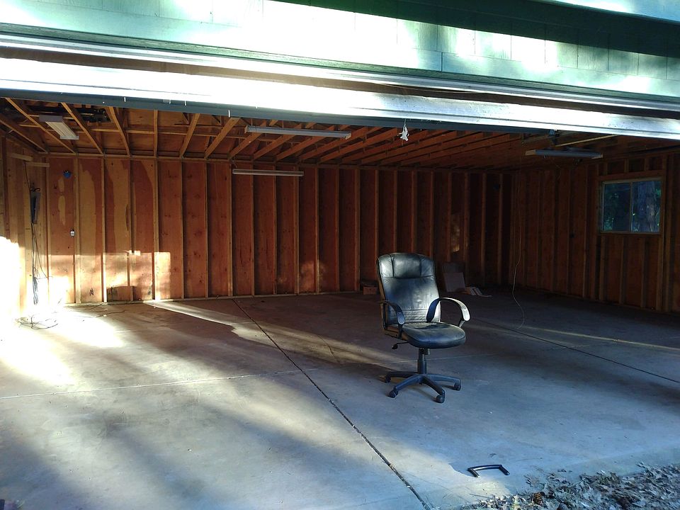 Detached Adjacent Garage/Storage Unit
Approx. 700 sq.ft.