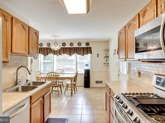 3rd image of 12322 Oakwood Dr