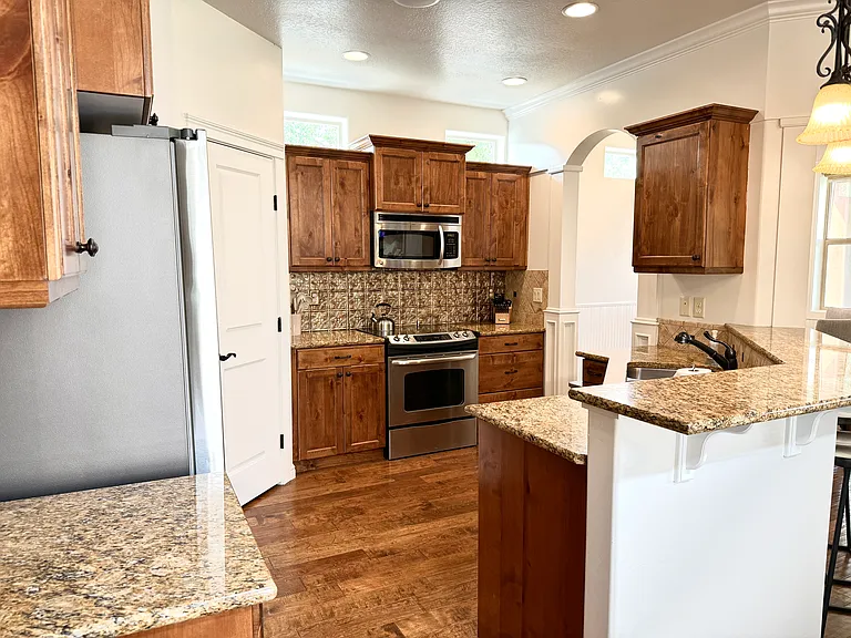 982 E Winding Creek Dr — Photo 3