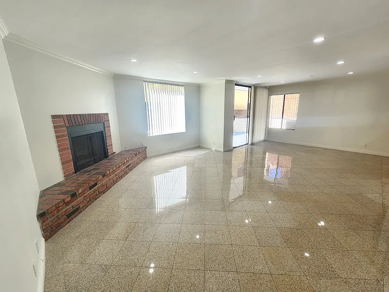 626 N Isabel St #202 — Photo 17