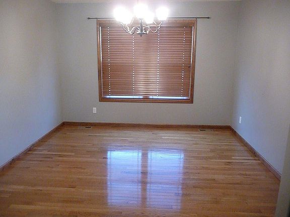 4th image of 909 Meadowbrooke Ln