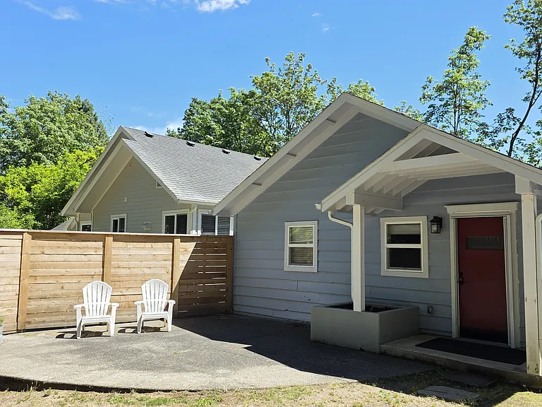 NW Ivy Dr — Photo 1