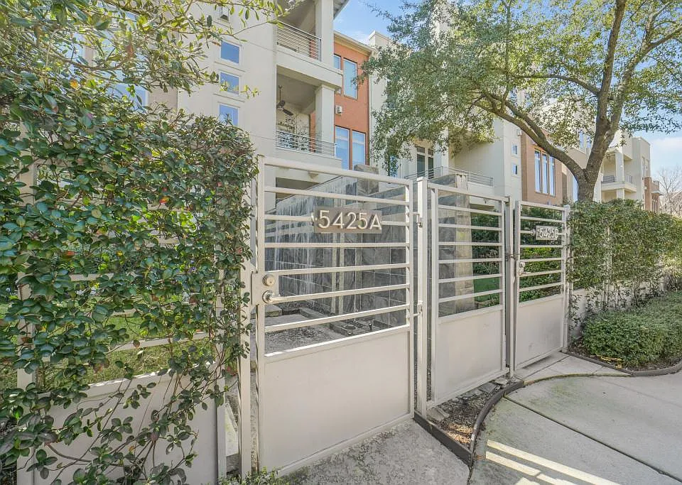 5425A Hidalgo St