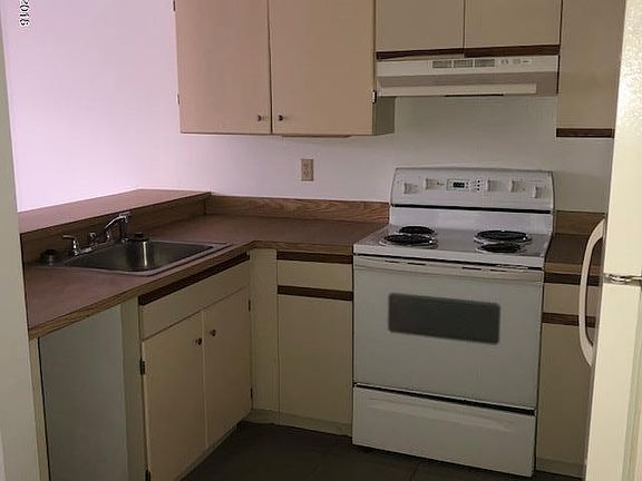 2nd image of 3004 Sir Hamilton Cir #7