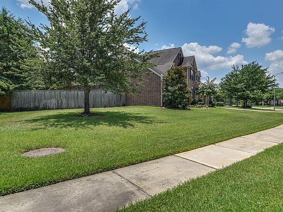 This beautiful home backs to the lake, so no back neighbors. Gleannloch Farms is a master planned community which has exceptional amenities, including walking and bike trails.