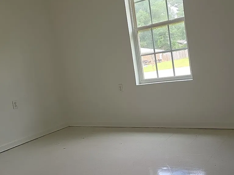 114 Greene Ln — Photo 2