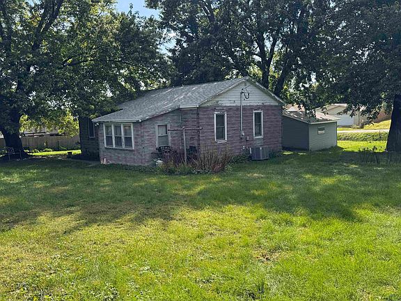 4th image of 230 Maple St