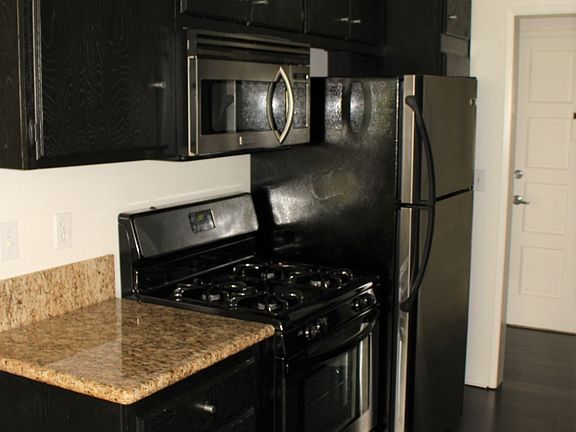 5th image of 1310 Wellesley Ave APT 212