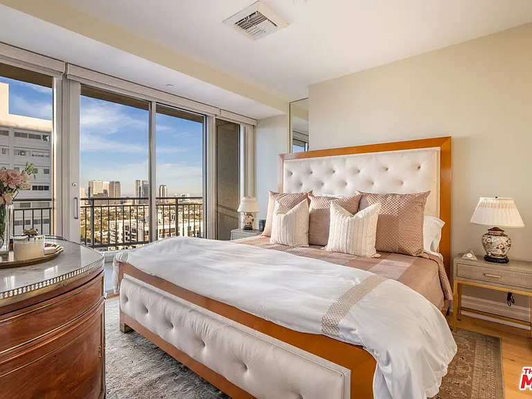 10727 Wilshire Blvd #1904 — Photo 32