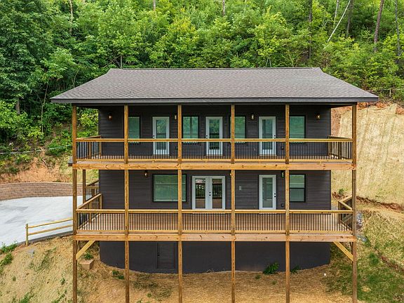 3rd image of 318 Greystone Heights Rd