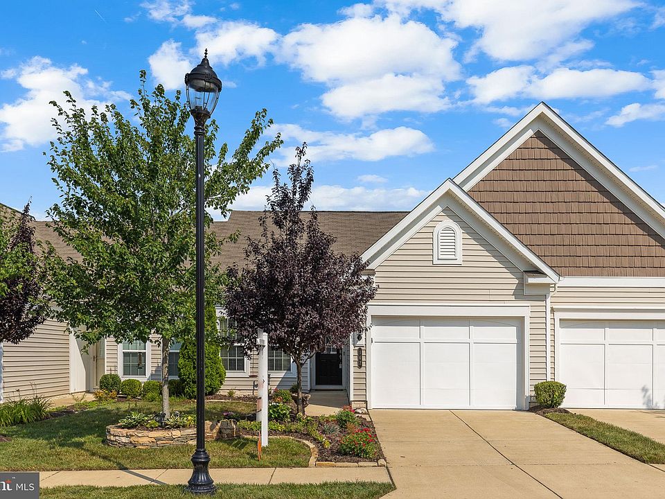 1st image of 162 Hyannis Pl