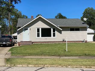 427 E 317th St, Willowick, OH 44095