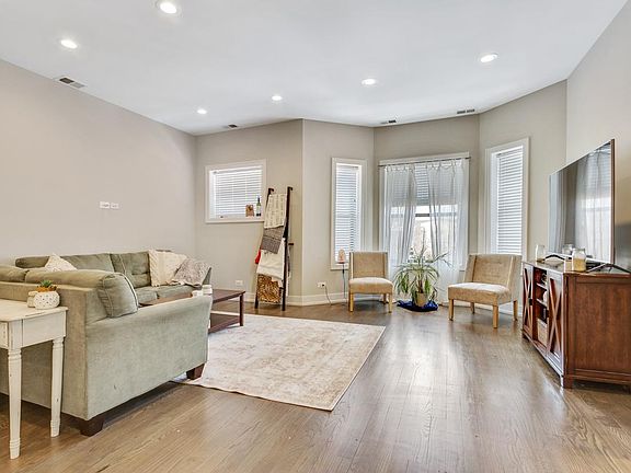 4th image of 849 W Lill Ave #3P