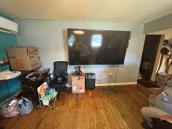 3rd image of 333 W Oak St