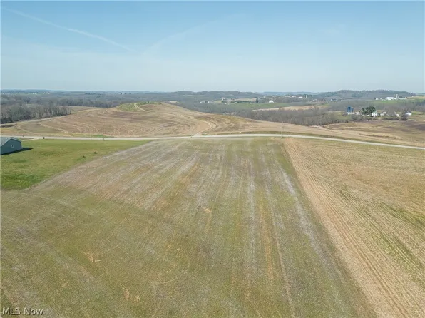 Pleasant Hill Dr SW, Fresno, OH 43824