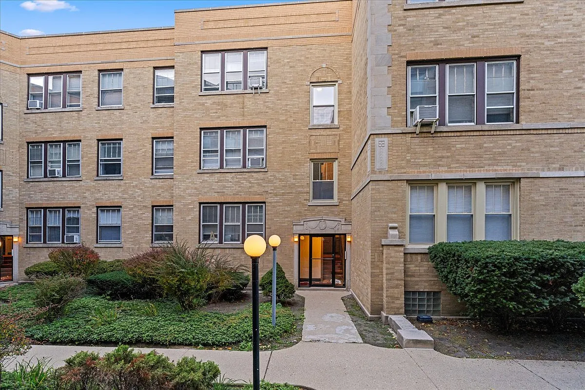1 bed, 1.0 bath, $2,400 — Photo 1
