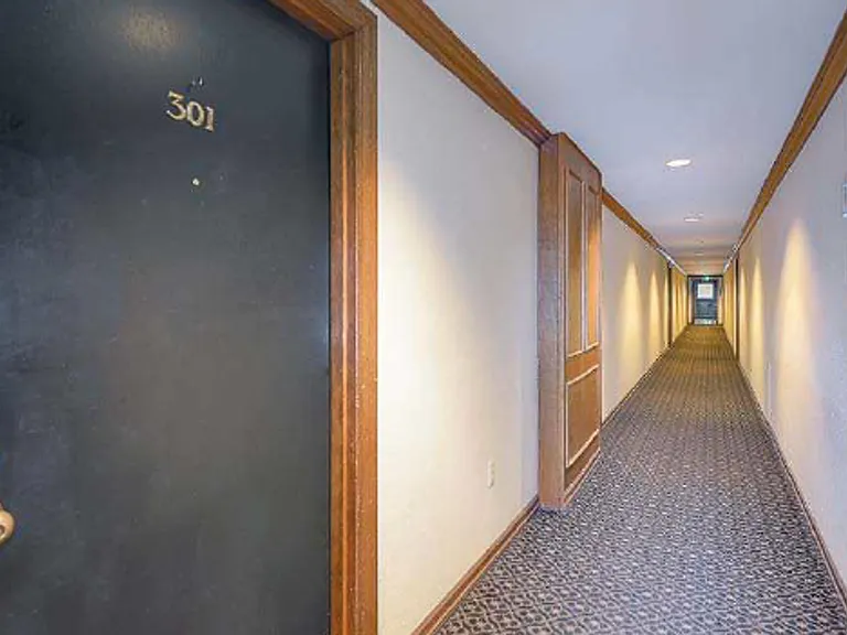 Stanford Arms Apartments — Photo 21
