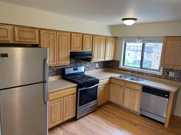 10405 Dearlove Rd #2B, Glenview, IL 60025