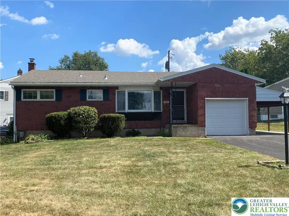 2216 Allwood Dr, Bethlehem, PA 18018