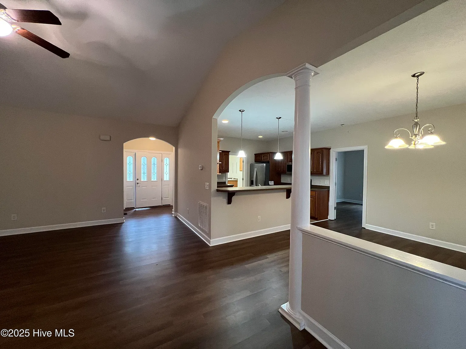 3 bed, 2.0 bath, 1882 sqft, $2,300 — Photo 4