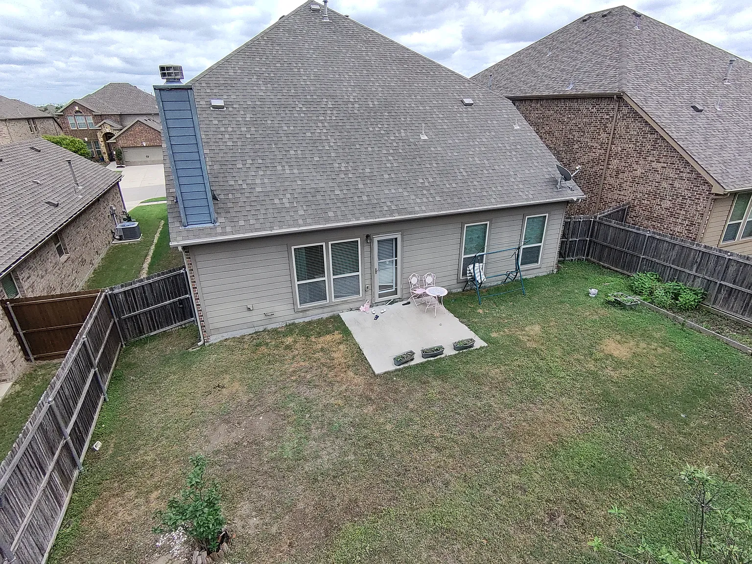 4 bed, 2.5 bath, 2983 sqft, $3,100 — Photo 2