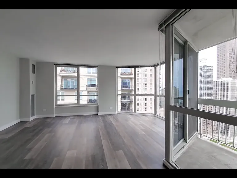 10 E Delaware Pl #21B — Photo 1