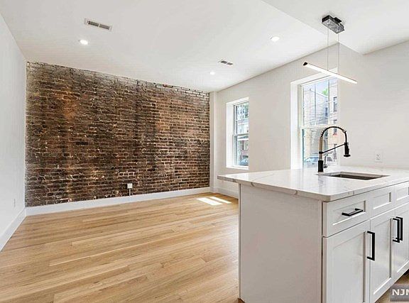 5th image of 27 Corbin Ave #1R