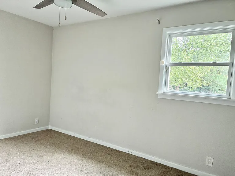 1906 Elmhurst Ln — Photo 9