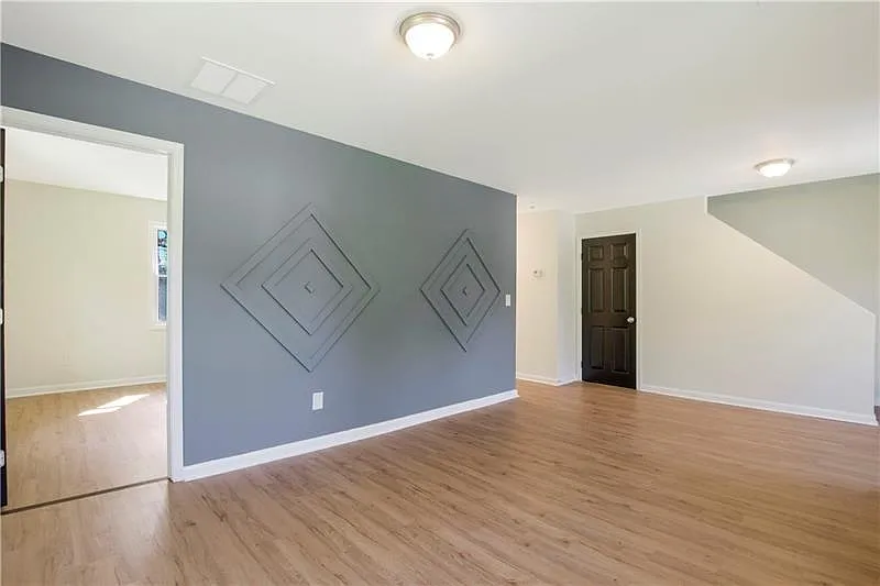 3 bed, 2.0 bath, 2304 sqft, $1,595 — Photo 4