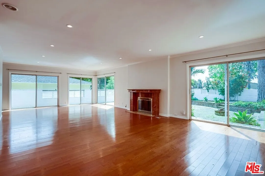 3 bed, 3.0 bath, 2332 sqft, $6,600 — Photo 2
