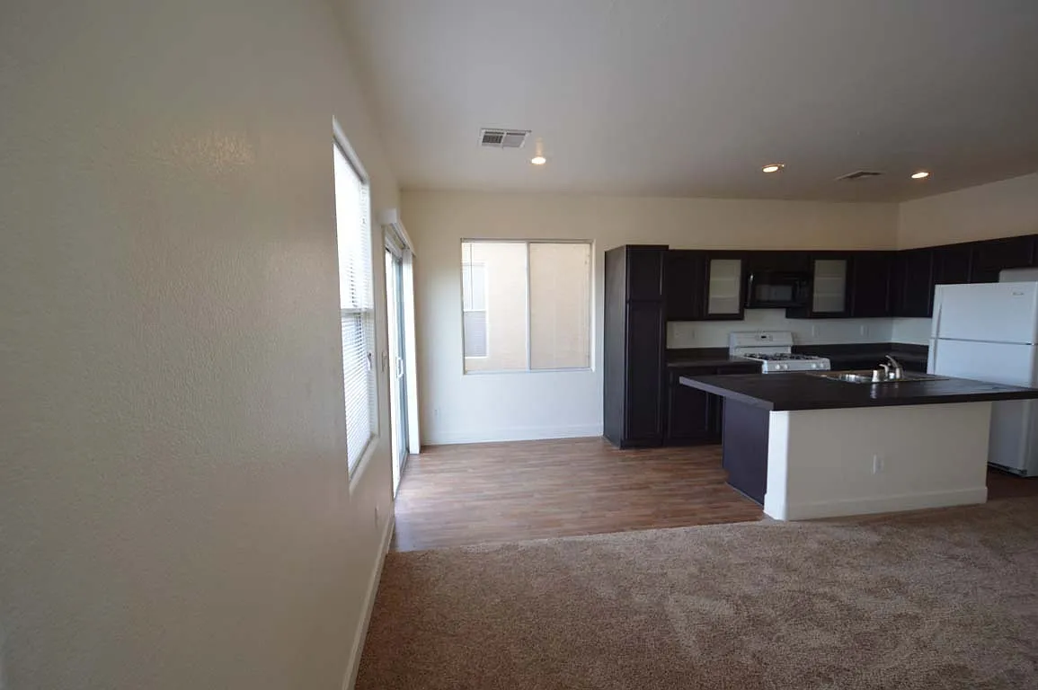 3 bed, 2.5 bath, 1235 sqft, $1,650 — Photo 3