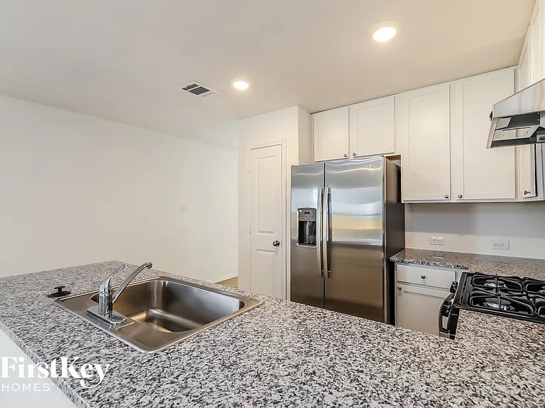 10610 McClintock Dr — Photo 6