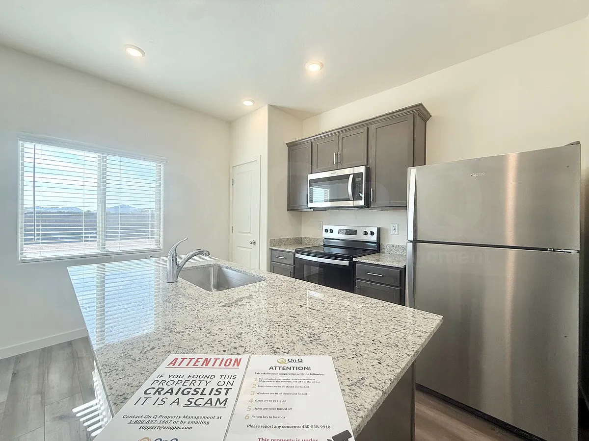 3 bed, 2.0 bath, 1115 sqft, $1,900 — Photo 4