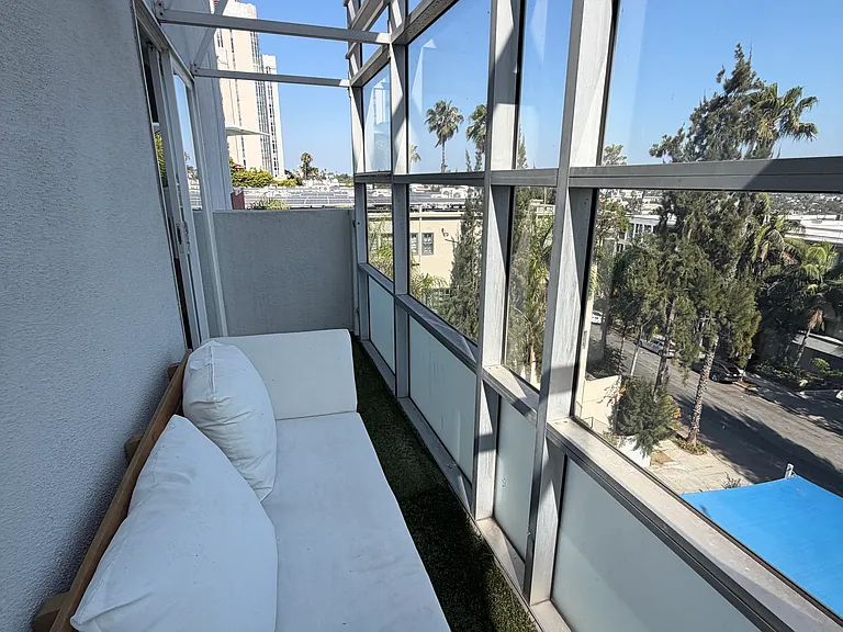 8455 De Longpre Ave — Photo 20