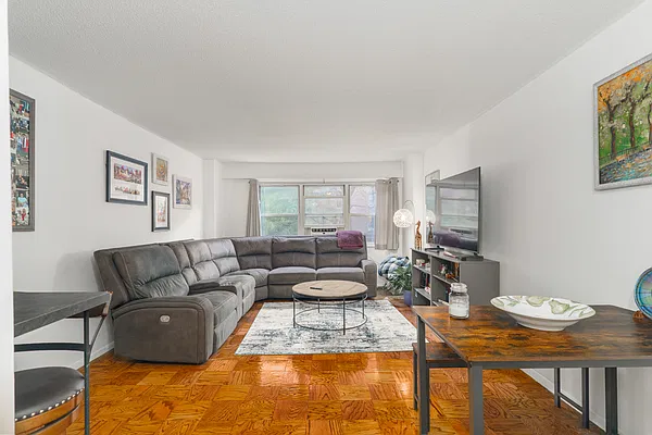 Living room, photo 1
