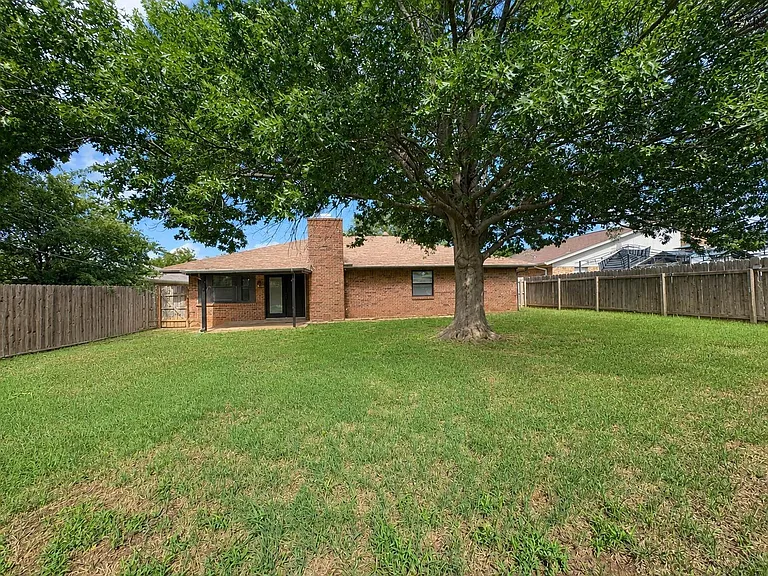 2113 Selma Dr — Photo 18