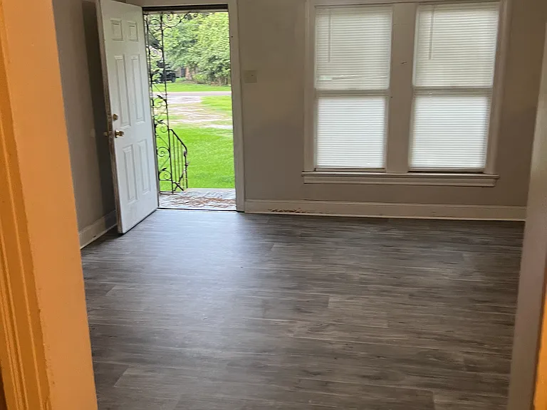 2402 Irving St — Photo 3