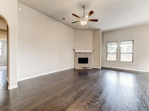 4th image of 2203 Liriope Ln