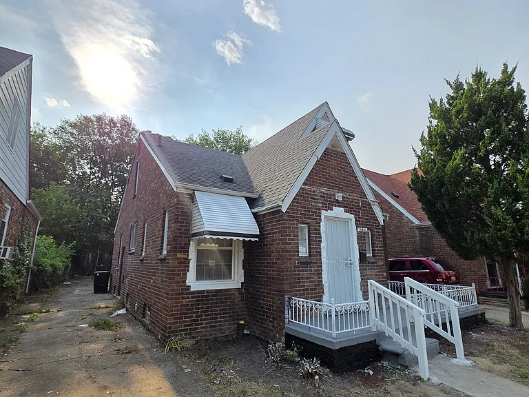 15841 Steel St — Photo 3