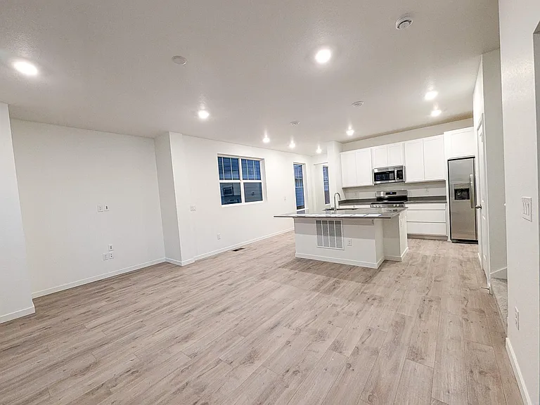 636 Lillibrook Pl — Photo 4