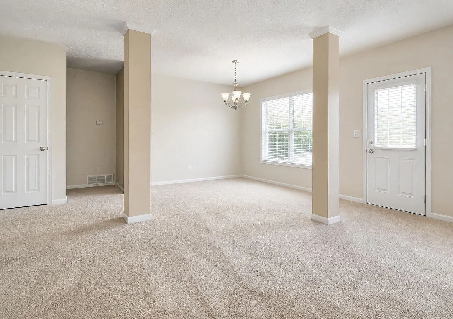 Beautiful 3 Bed/2.5 Bath House in Hampton! — Photo 2