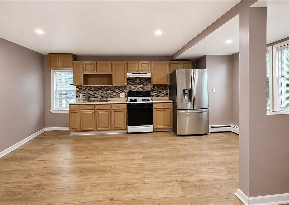 1st image of 128 Trenton St APT 3