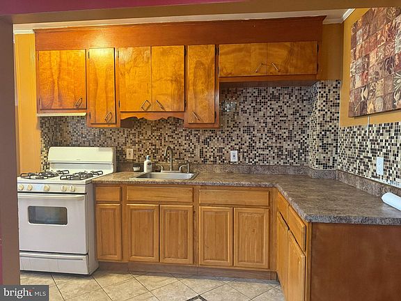3rd image of 517 Hampden Rd