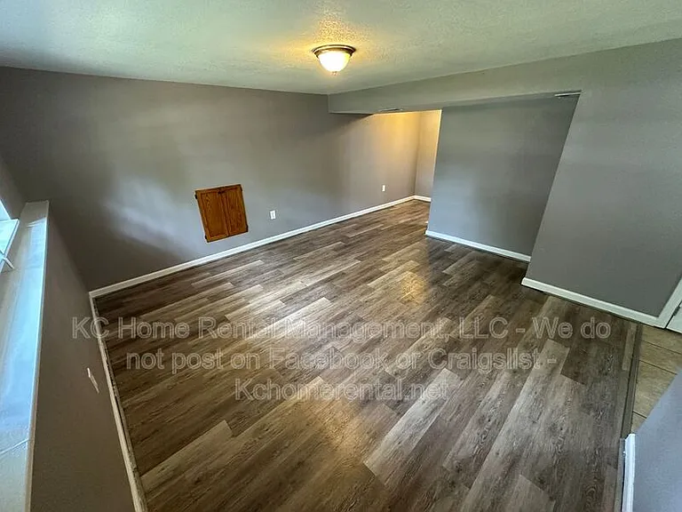 424 NE Lakeview Dr — Photo 27