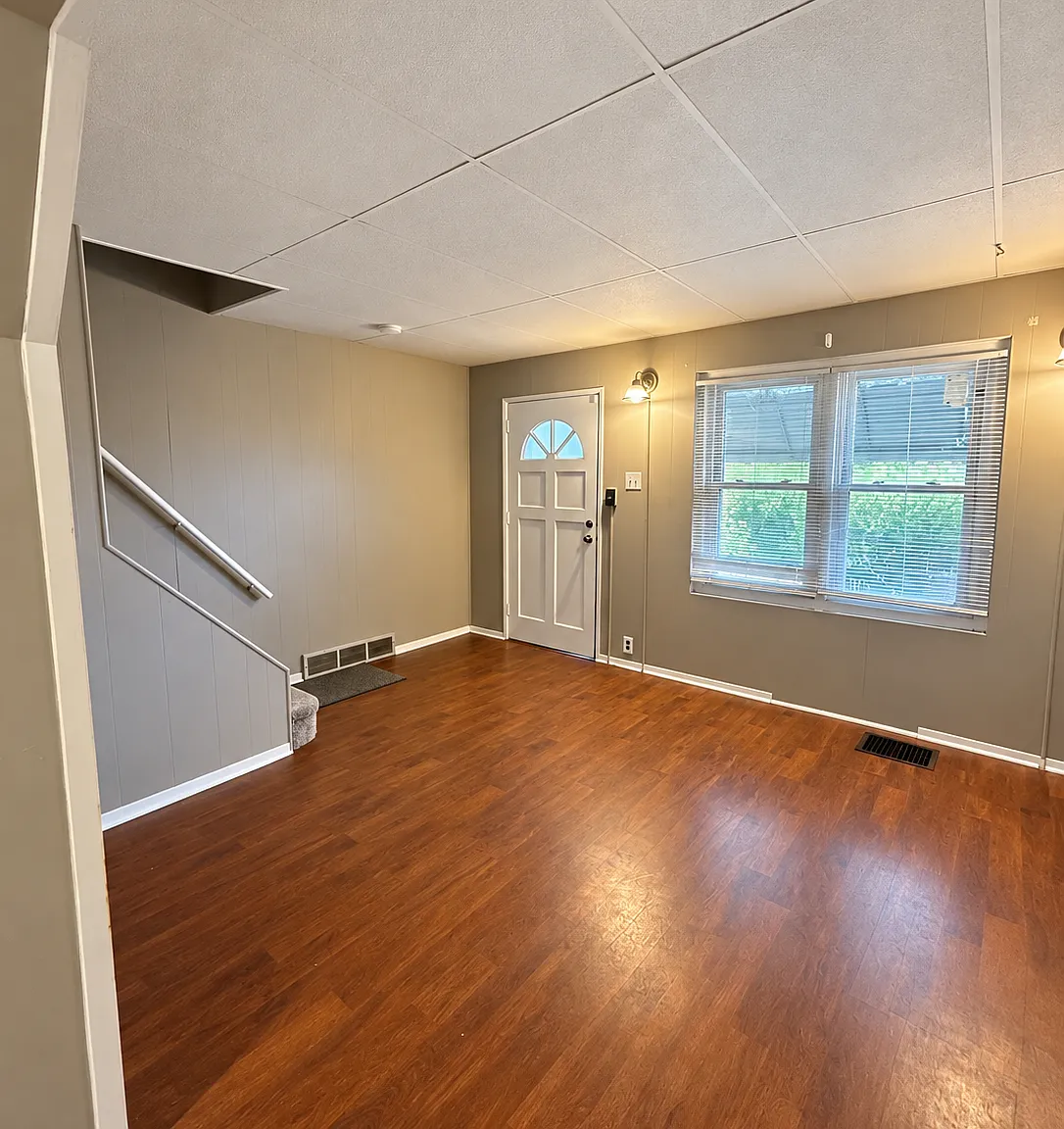 2 bed, 896 sqft, $1,300 — Photo 1