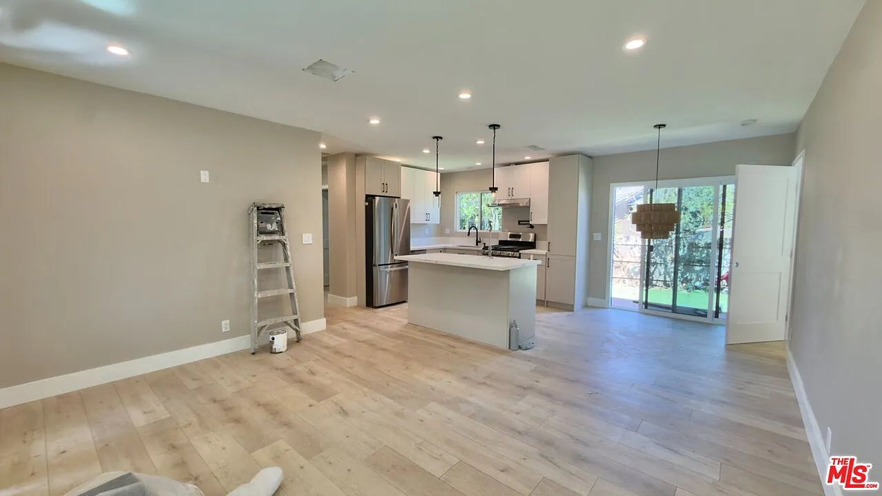 2 bed, 2.0 bath, 830 sqft, $3,600 — Photo 3