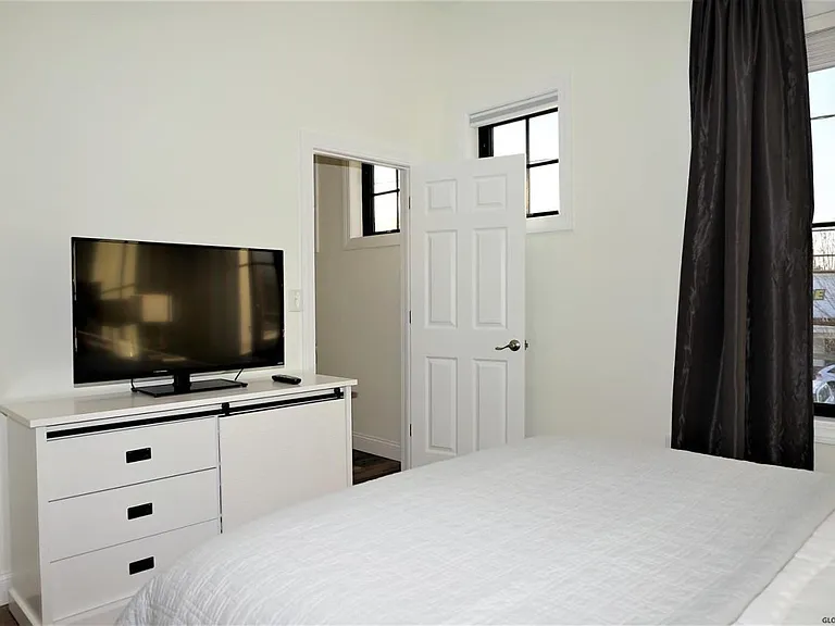 146 S Broadway #1 — Photo 11