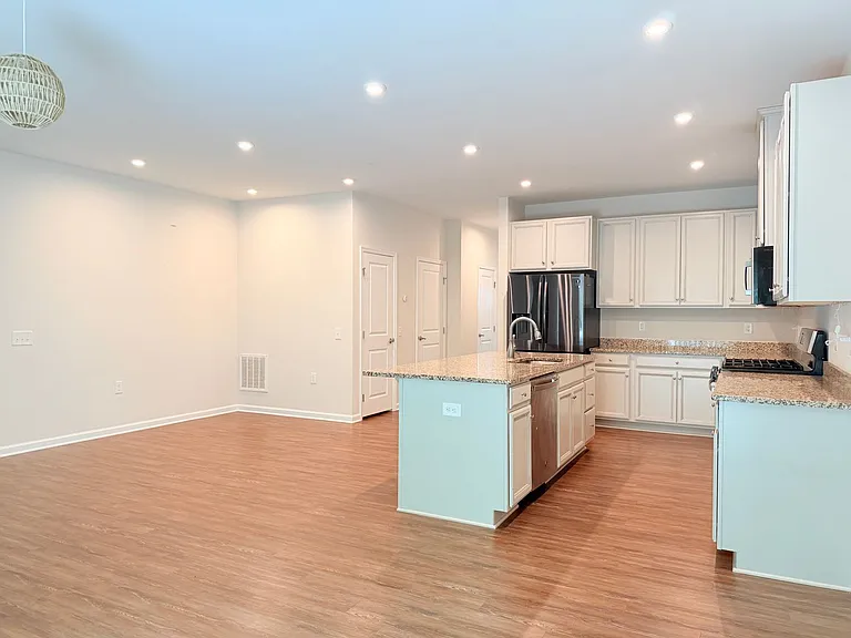 121 Capeside Ct — Photo 4